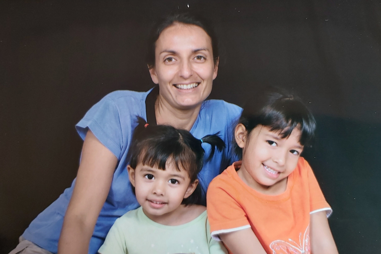 Guadalupe, diagnosticada con cáncer de mama y practicante de yoga oncológico, junto a sus dos hijas