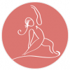 Ilustración de una persona en la postura de yoga del triángulo con el brazo elevado sobre la cabeza sobre fondo rosa